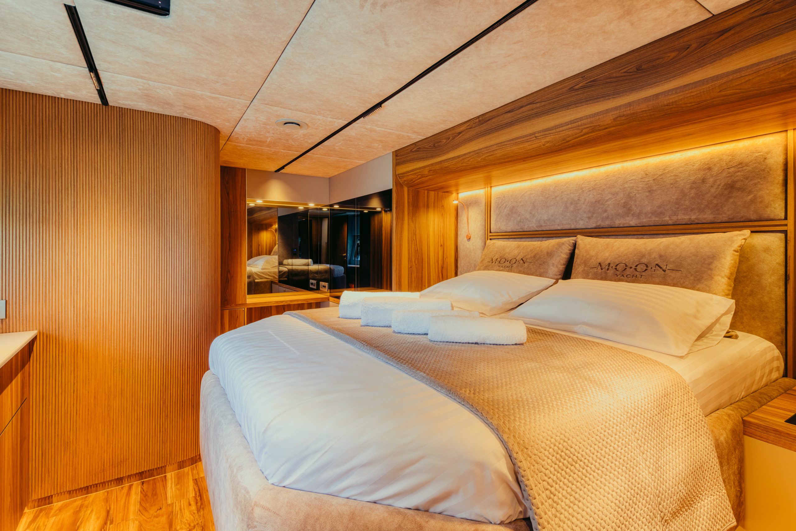 honeymoon-moon-yacht-65