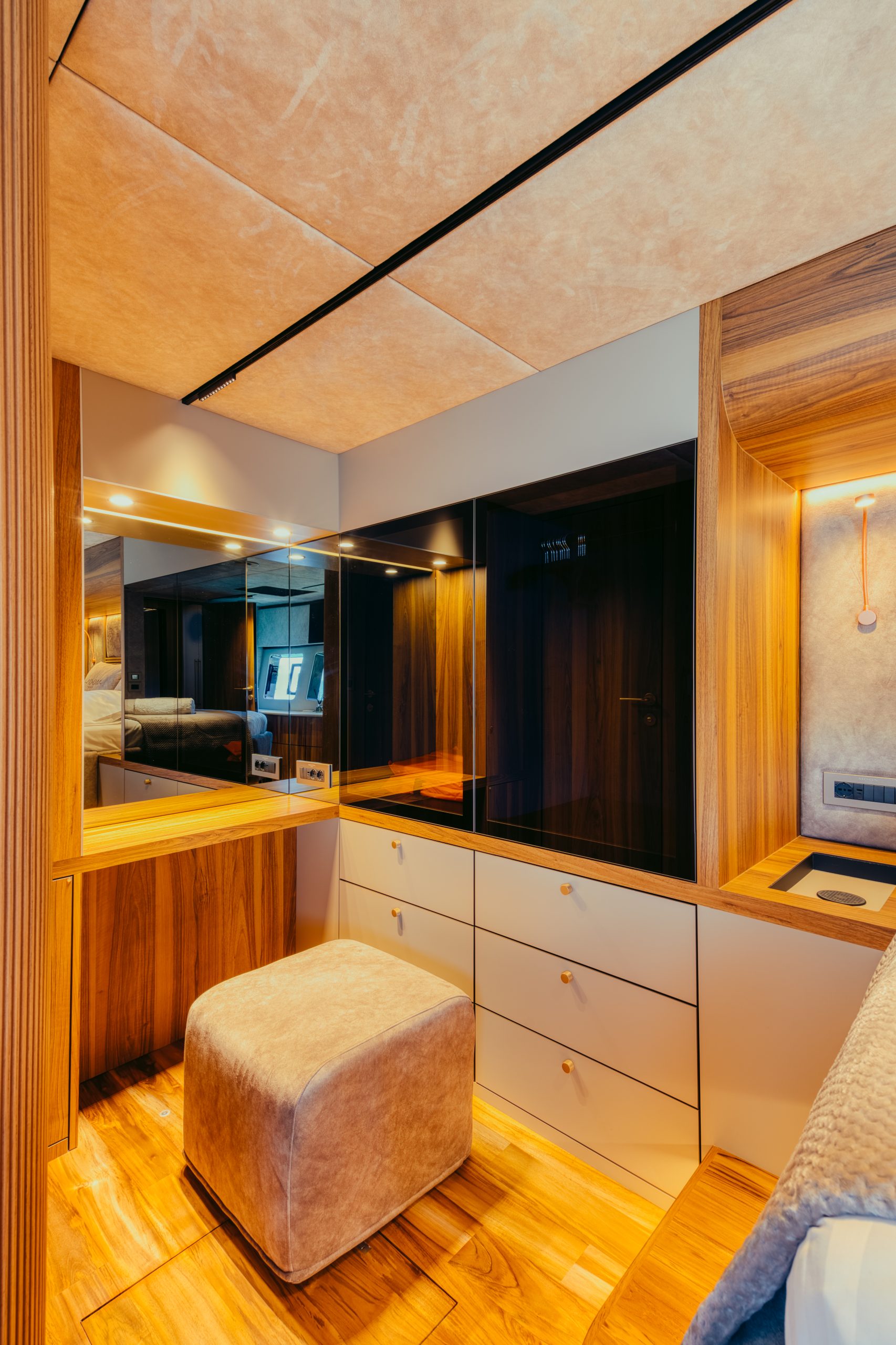 honeymoon-moon-yacht-65