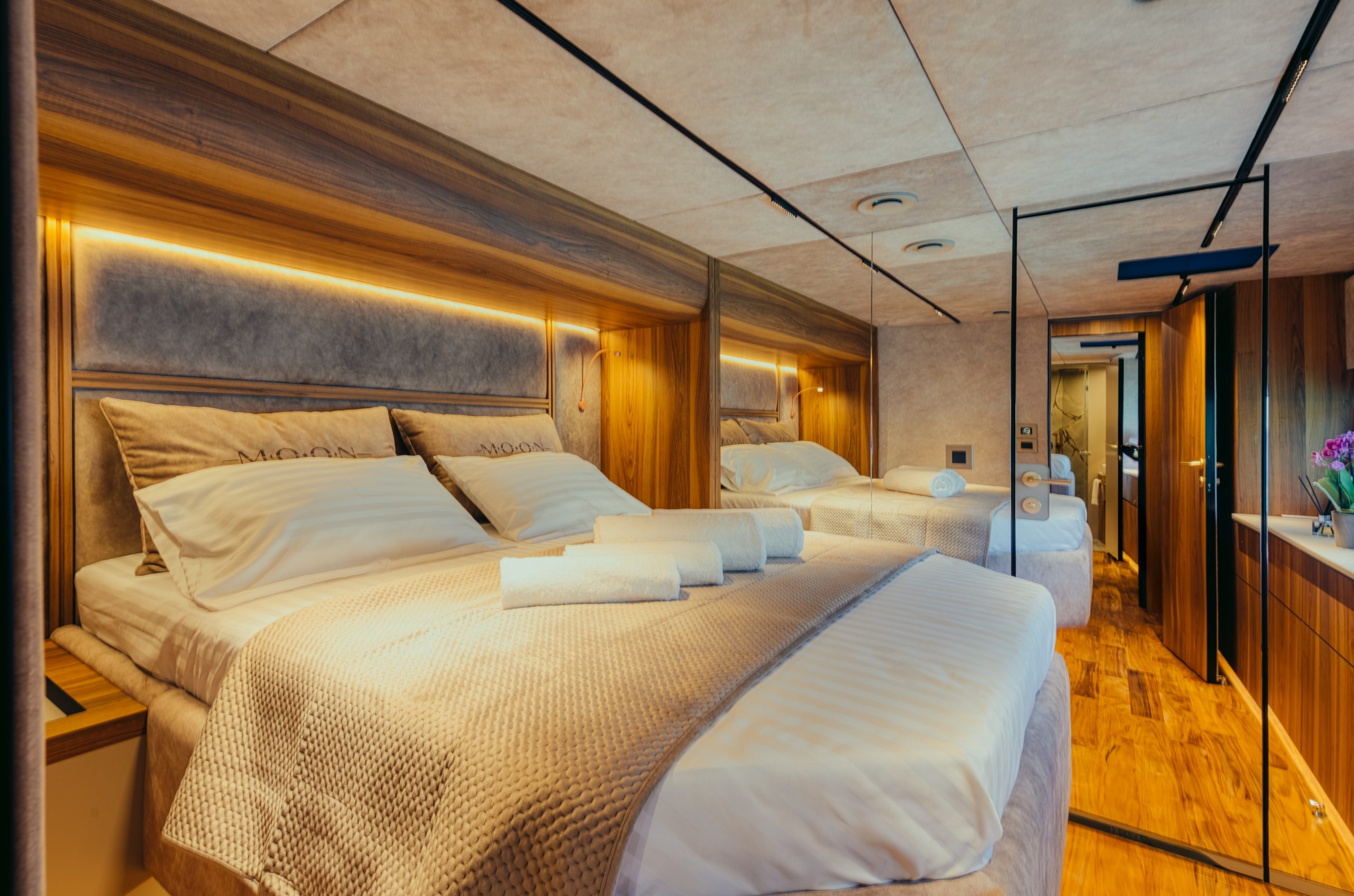 honeymoon-moon-yacht-65